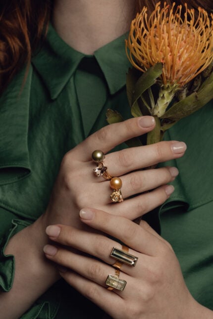 ringen met roosje goud grote ring met groene toermalijn parels marie-benedicte