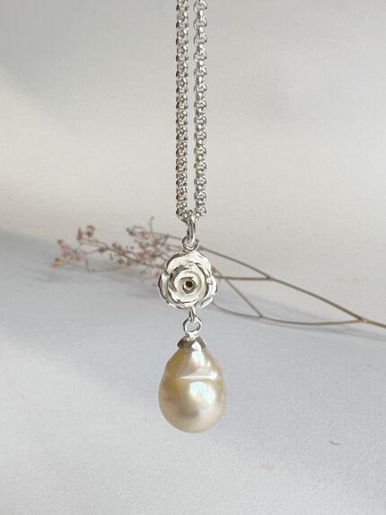 necklace-silver-rose-white-freshwater-pearl