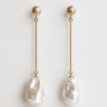 oorbellen-statement-lang-geel-goud-barokparels-wit