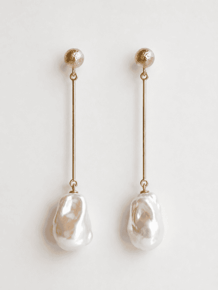oorbellen-statement-lang-geel-goud-barokparels-wit